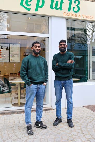 Les deux frères fondateurs devant Le P'tit 13